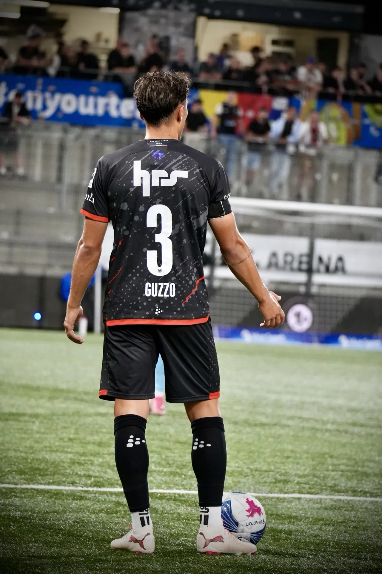 Spieler wartet über dem ruhenden Ball