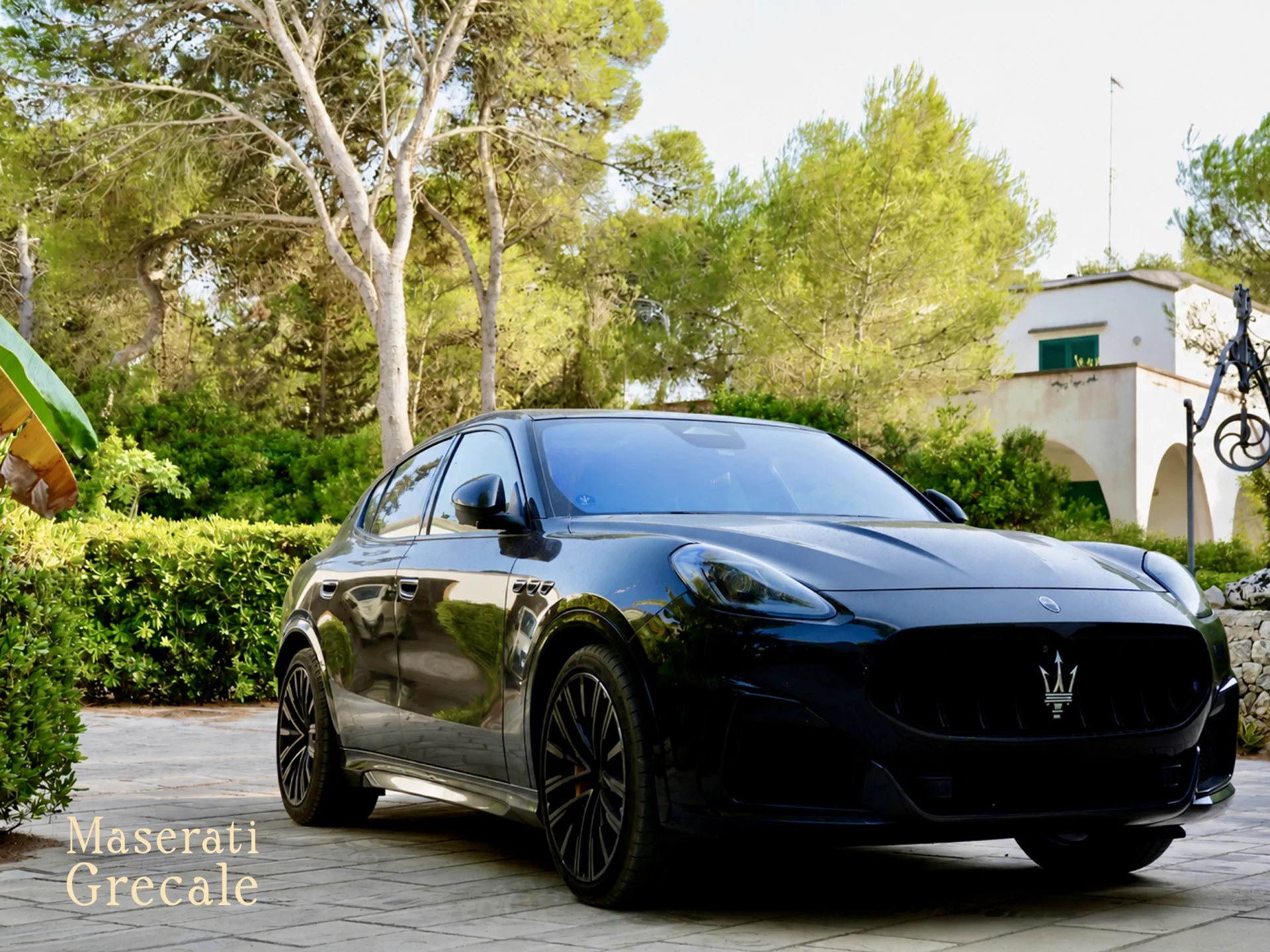 Schwarzer Maserati Grecale im Gegenlicht