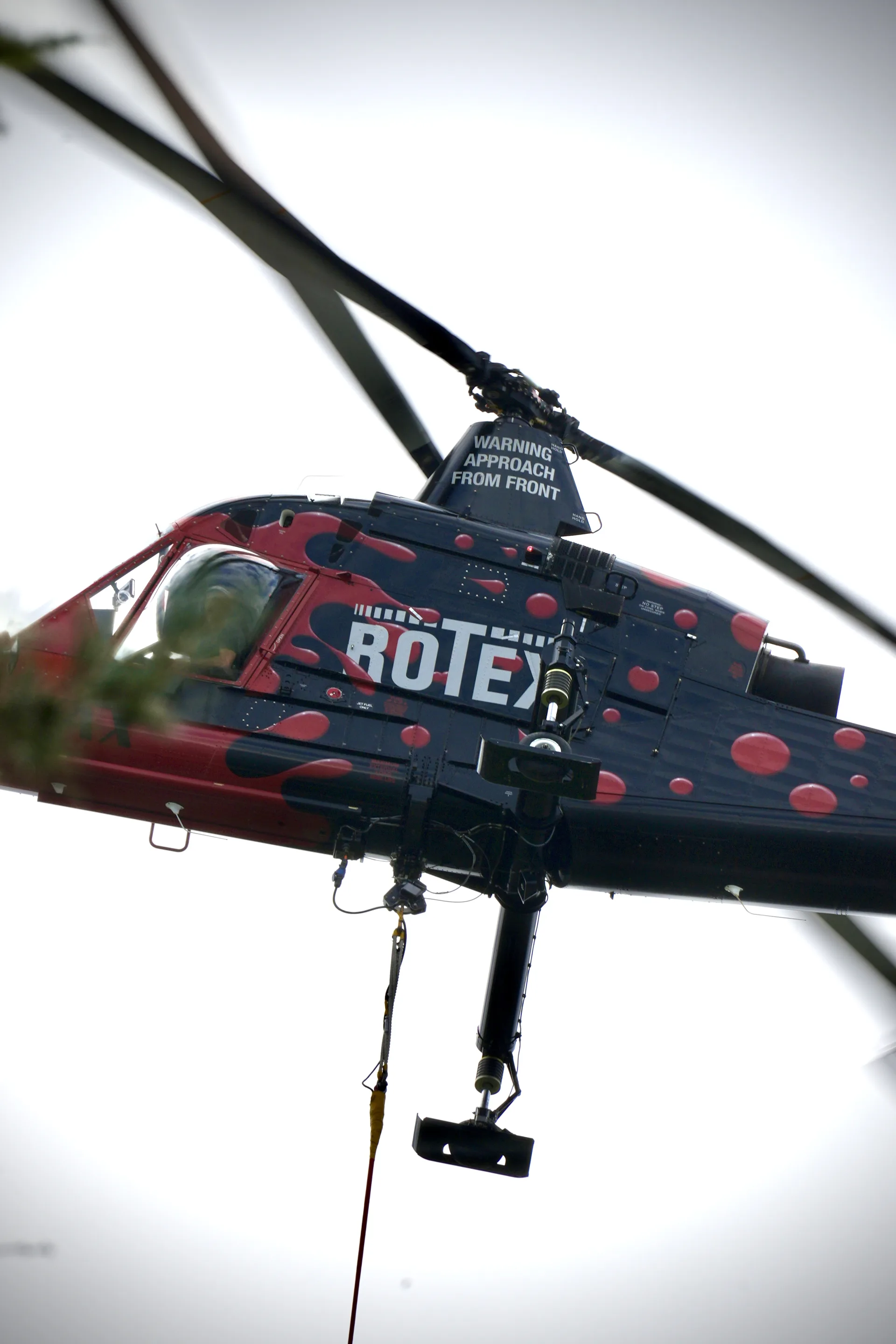 Helikopter Kaman K-MAX im Anflug, Pilot sichtbar im Cockpit