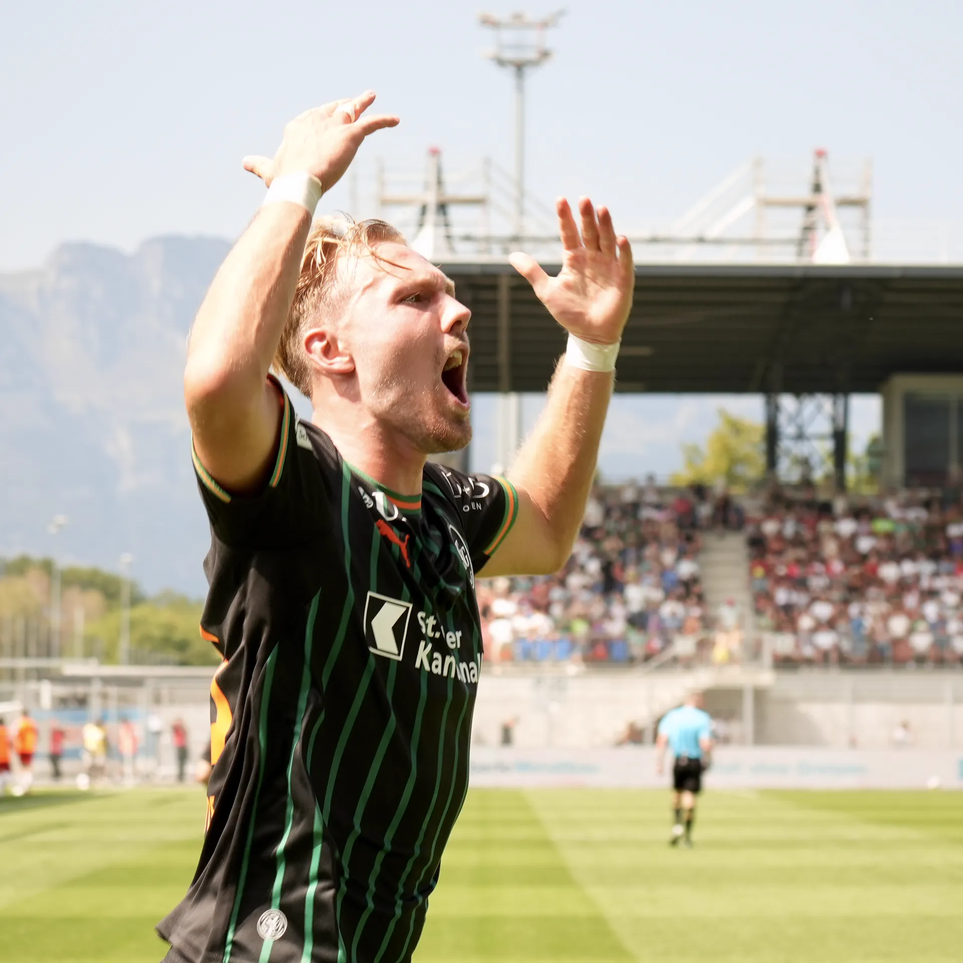 Spieler reklamiert mit erhobenen Armen