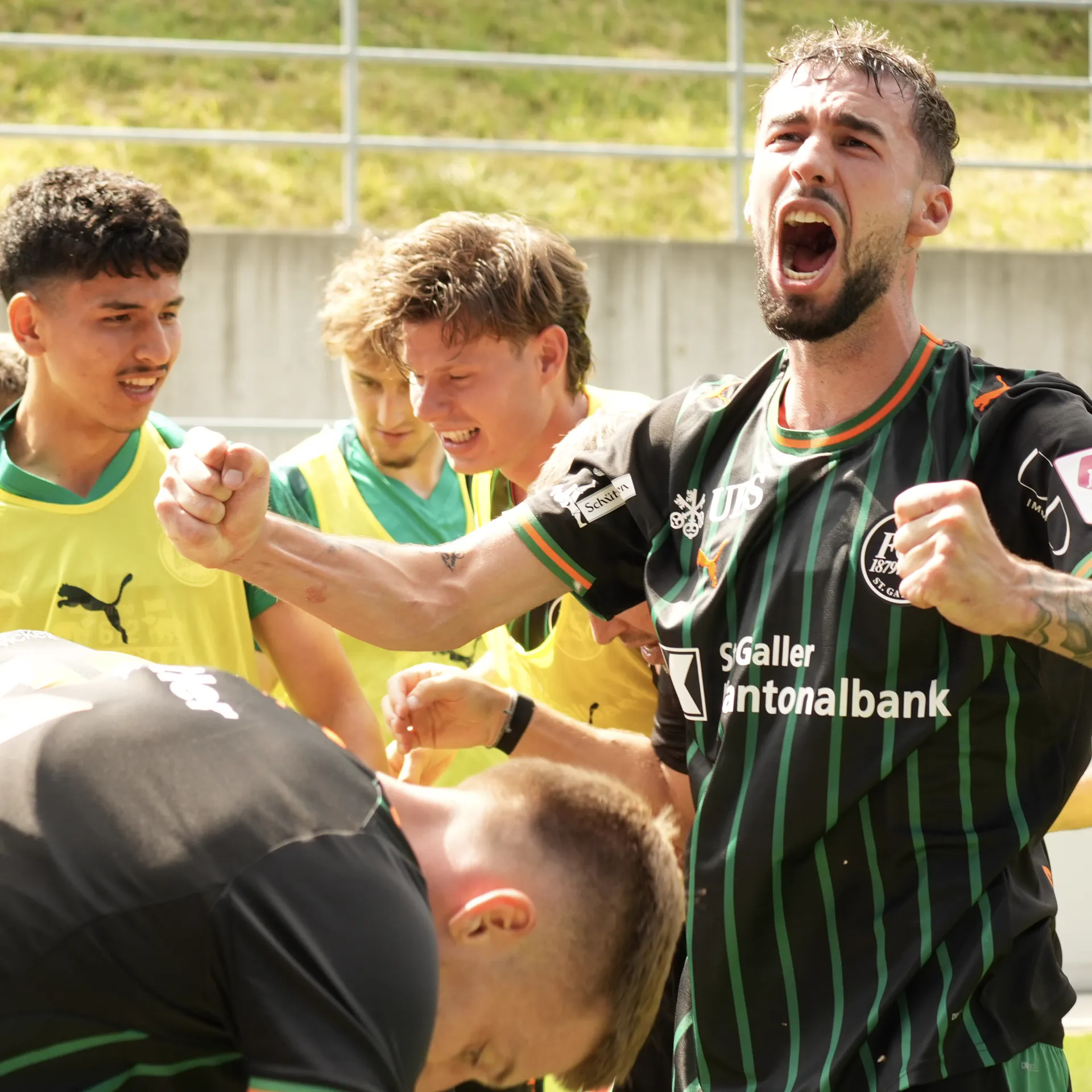 Mannschaft feiert den Treffer gemeinsam