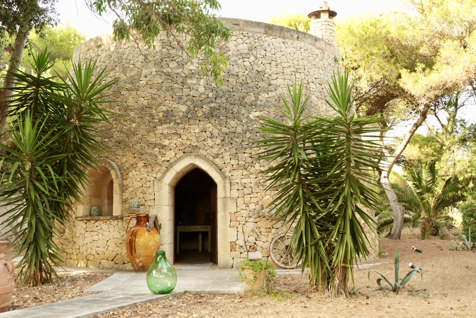 Steinhaus mit Garten im Mittagslicht