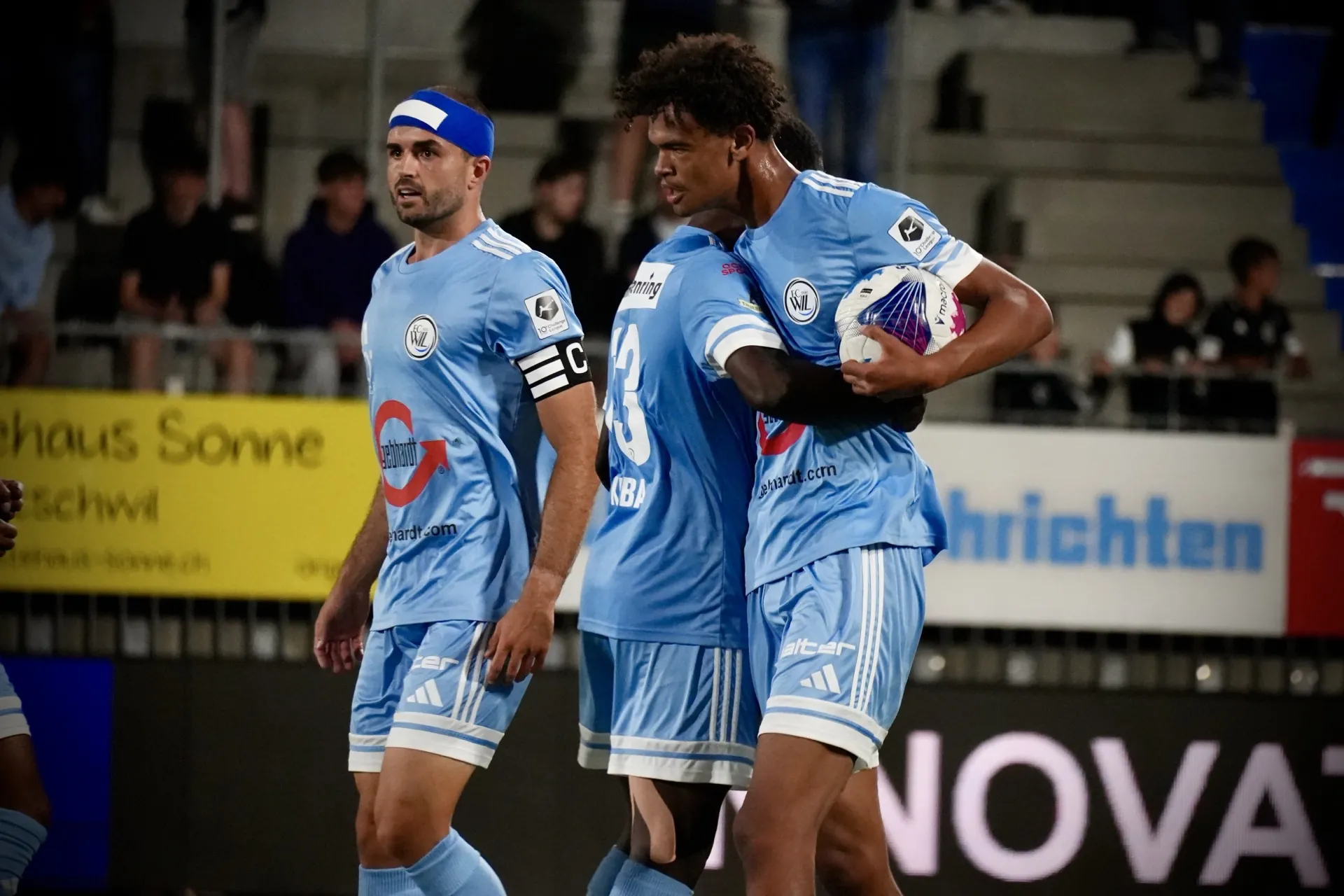 Spieler holt den Ball, Mitspieler kommt dazu